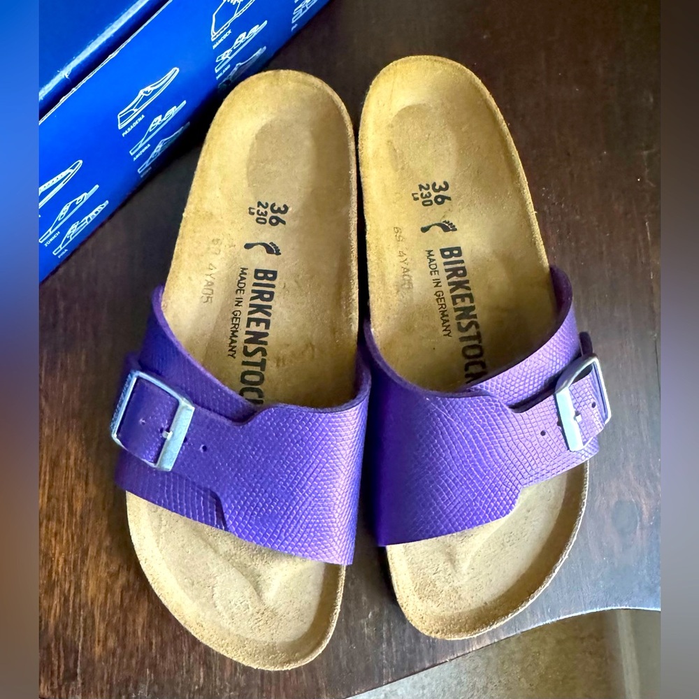 Birkenstock Catalina BS. Shiny Lizard Acai. Size 36 -narrow fit
NWT/box
